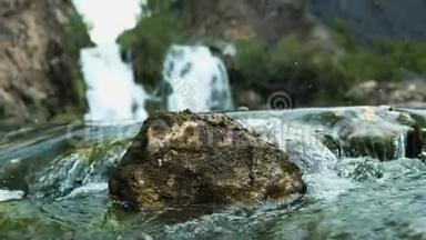 在一片<strong>深林</strong>中，一个小瀑布的近处。 美丽的小旅游瀑布.. 一个小湖掉进了